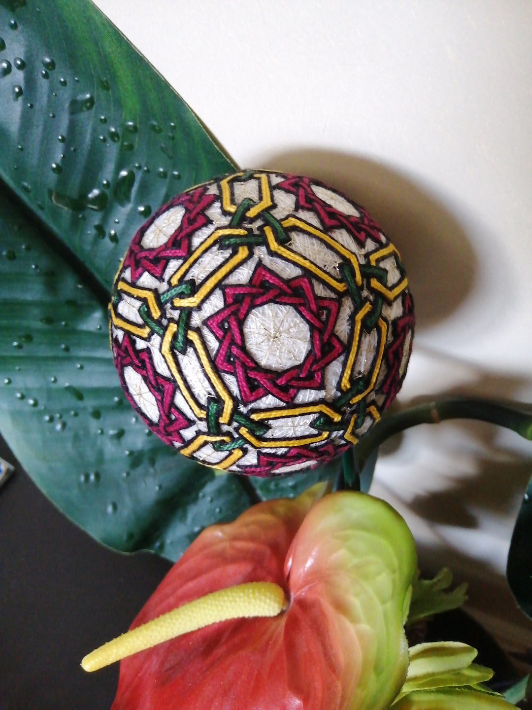 Boule Traditionnelle Japonaise Temari – Fait Main – 10 Cm – Noir, Jaune, Rouge