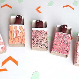 Funny poo gift pin badge wee jobbie