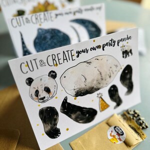 Könnte beinhalten: Eine weiße Karte mit dem Text "CUT & CREATE your own party panda", der in Schwarz gedruckt ist. Die Karte zeigt eine Aquarell-Illustration eines Pandas mit einer Partymütze sowie separate Teile zum Ausschneiden und Zusammenbauen.