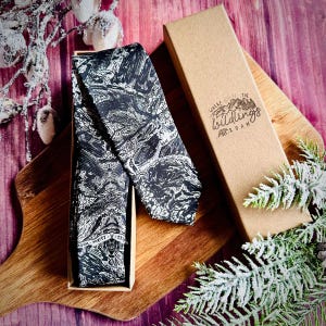 Boxed drei Zinnen Berg Skizze 100% gewebte reine Seide Skinny Krawatte