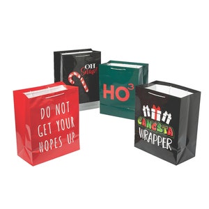Puede incluir: Cuatro bolsas de regalo festivas en rojo, negro y verde. Cada bolsa presenta una frase diferente con temática navideña: "Do Not Get Your Hopes Up", "Oh Snap!", "HO³" y "Gangsta Wrapper". Asas y detalles blancos completan el diseño.