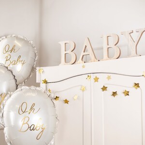 Trä BABYskylt Fristående Minimalistisk Tom Neutral Bokstäver Fest Barnrum Dekoration Baby Shower Nyfödd Dop Bordsprydnad bild 1