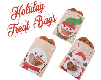Könnte beinhalten: Weihnachtliche Tüten mit Keksen gefüllt. Die Tüten zeigen festliche Designs eines Elfen, eines Schneemanns und des Weihnachtsmanns. Der Text "Holiday Treat Bags" ist in roter Schrift geschrieben.