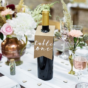Número de mesa de boda como etiquetas para colgar botellas, papel Kraft rústico, texto de escritura marrón y blanco, 1-10 etiquetas, disposición de asientos, etiqueta colgante para botellas