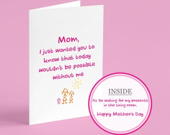 Puede incluir: Una tarjeta rosa y blanca con el texto "Mamá, solo quería que sepas que hoy no sería posible sin mí." La tarjeta también tiene un dibujo de un sol y dos figuras de palo. El interior de la tarjeta tiene el texto "INTERIOR Estaré esperando mis regalos en la sala de estar. Feliz Día de la Madre."