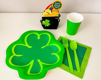 Conjunto para Festa do Dia de São Patrício: Louça, Caixas para Lembrancinhas, Pote de Ouro, Trevo da Sorte, Pratos, Guardanapos e Copos.