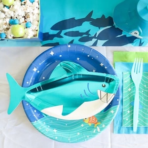 Platos de papel de tiburón Azul Blanco Bebé Forma de tiburón Náutico Bajo el mar Fiesta de pescado lindo Vajilla Cumpleaños Baby Shower Océano Decoración de surf