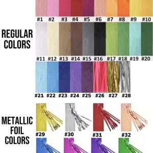 Pode incluir: Um gr&aacute;fico de cores mostrando franjas de papel crepom em cores regulares e met&aacute;licas. As cores regulares variam do branco ao preto, com tons de rosa, vermelho, laranja, verde e azul. As cores met&aacute;licas incluem ouro, prata e v&aacute;rias tonalidades.