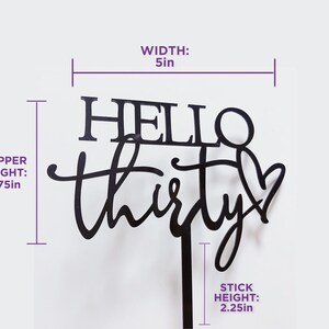 以下が含まれることがあります： 黒いアクリル製のケーキトッパーで、"Hello Thirty"という文字が筆記体で書かれています。トッパーの高さは3.75インチ、幅は5インチです。2.25インチの長さのスティックが付いています。