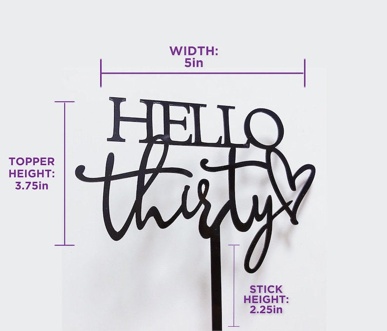 以下が含まれることがあります： 黒いアクリル製のケーキトッパーで、"Hello Thirty"という文字が筆記体で書かれています。トッパーの高さは3.75インチ、幅は5インチです。2.25インチの長さのスティックが付いています。