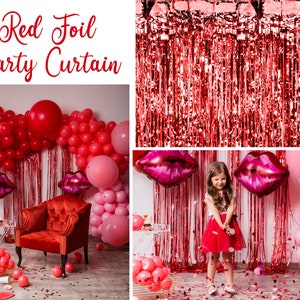 Op de afbeelding: Rode folie partygordijn achtergrond met roze en rode ballonnen, een rode fluwelen fauteuil en een meisje in een rode jurk. Het gordijn is gemaakt van dunne stroken folie en hangt aan het plafond. De ballonnen zijn in een halve cirkel achter het gordijn gerangschikt. Het meisje staat voor het gordijn en houdt een klein rood hart vast.