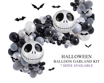 Puede incluir: Un kit de guirnalda de globos de Halloween con globos negros, blancos y grises, y dos globos de aluminio con la imagen de Jack Skellington. Recortes de murciélagos negros están dispersos alrededor de la guirnalda. El texto dice "Halloween Balloon Garland Kit".