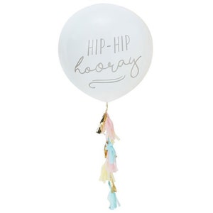 K&ouml;nnte beinhalten: Wei&szlig;er Ballon mit dem Text "Hip-Hip Hooray" in silberner Schrift. Der Ballon hat eine Schnur mit bunten Seidenpapier-Quasten am Boden.