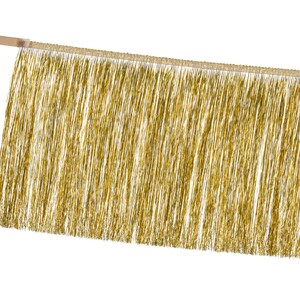 Pu&ograve; includere: Frange dorata con bordo intrecciato. La frangia &egrave; realizzata con sottili fili lucidi di filato metallico.