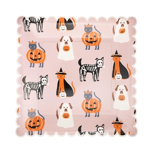 Puede incluir: Un plato de papel rosa con borde festoneado con ilustraciones temáticas de Halloween. El plato presenta imágenes repetidas de gatos, perros y calabazas, todos con un diseño espeluznante y festivo. Los gatos llevan sombreros de bruja y los perros van disfrazados de fantasmas.