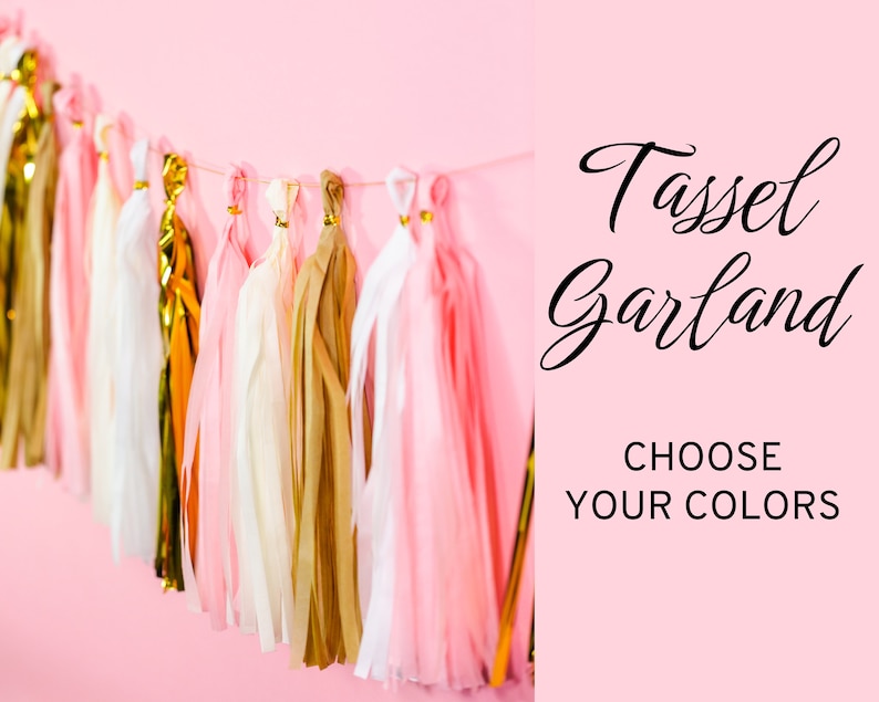 Pode incluir: Uma guirlanda decorativa de borlas em tons de rosa, dourado e branco pendurada em um fundo rosa. A guirlanda apresenta v&aacute;rias borlas com detalhes dourados. O texto &agrave; direita diz "Tassel Garland, Choose Your Colors."