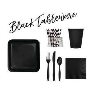 Puede incluir: Juego de vajilla negro con un plato cuadrado negro, un tenedor negro, un cuchillo negro, una cuchara negra, una servilleta negra, una taza negra y pajitas rayadas en blanco y negro.