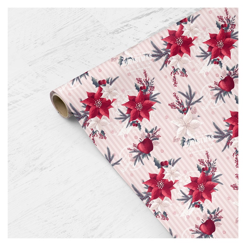 Pode incluir: Papel de embrulho listrado rosa e branco com um padr&atilde;o repetido de flores de poinsettia vermelhas, azevinho verde e ma&ccedil;&atilde;s vermelhas. O papel est&aacute; enrolado e pronto para usar.