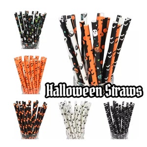 Puede incluir: Una colección de pajitas de papel con varios patrones temáticos de Halloween, incluyendo calaveras, fantasmas, calabazas, murciélagos y estrellas en negro, naranja y blanco. El texto "Halloween Straws" aparece en una fuente negra estilizada.