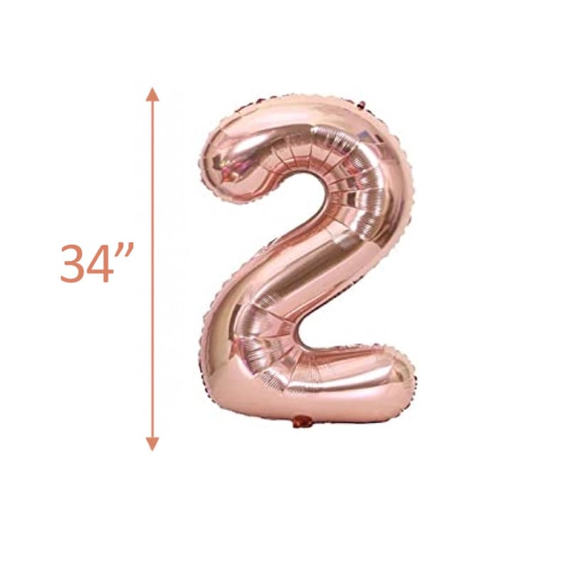 Może przedstawiać: Balon w kształcie cyfry 2 w kolorze r&oacute;żowego złota, o wysokości 86 cm.