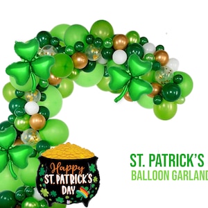 Puede incluir: Un kit de guirnalda de globos para el Día de San Patricio, compuesto por globos verdes, dorados y blancos. La guirnalda tiene forma de arco e incluye globos con forma de trébol, globos de confeti y globos dorados. El kit también incluye un globo negro grande con forma de olla de oro con el texto "Happy St. Patrick's Day".
