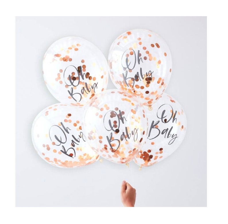 Peut inclure: Un ensemble de cinq ballons transparents avec des confettis dor&eacute;s et le texte "Oh Baby" imprim&eacute; sur chaque ballon.