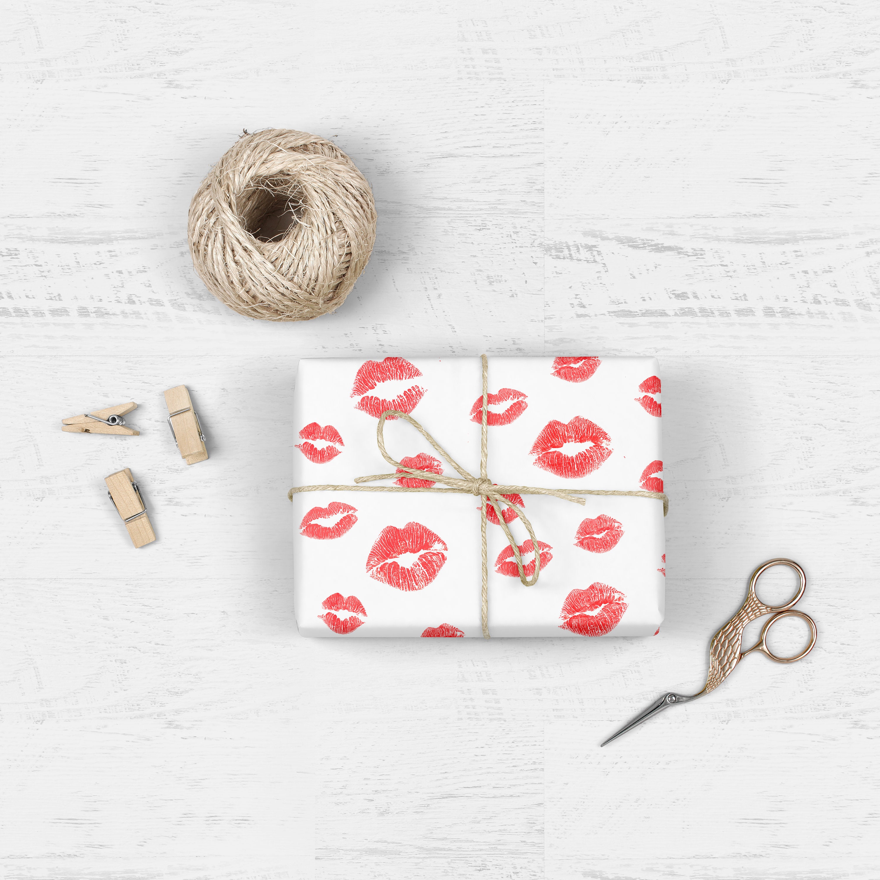 VALENTINE'S DAY GOLD RED LIPSTICK KISSES WRAPPING PAPER SHEETS