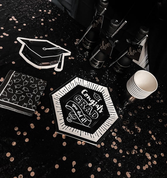 Graduation Plates là những dĩa ăn hoàn hảo để kỷ niệm những thời điểm đặc biệt của sinh viên. Hãy đến với hình ảnh này để tìm kiếm ý tưởng thiết kế và trang trí dĩa ăn đầy tinh tế và ý nghĩa.