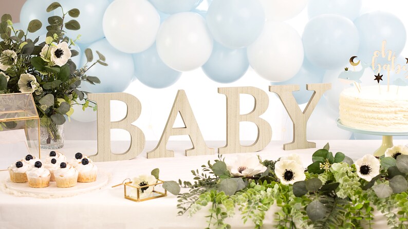 Trä BABYskylt Fristående Minimalistisk Tom Neutral Bokstäver Fest Barnrum Dekoration Baby Shower Nyfödd Dop Bordsprydnad bild 2