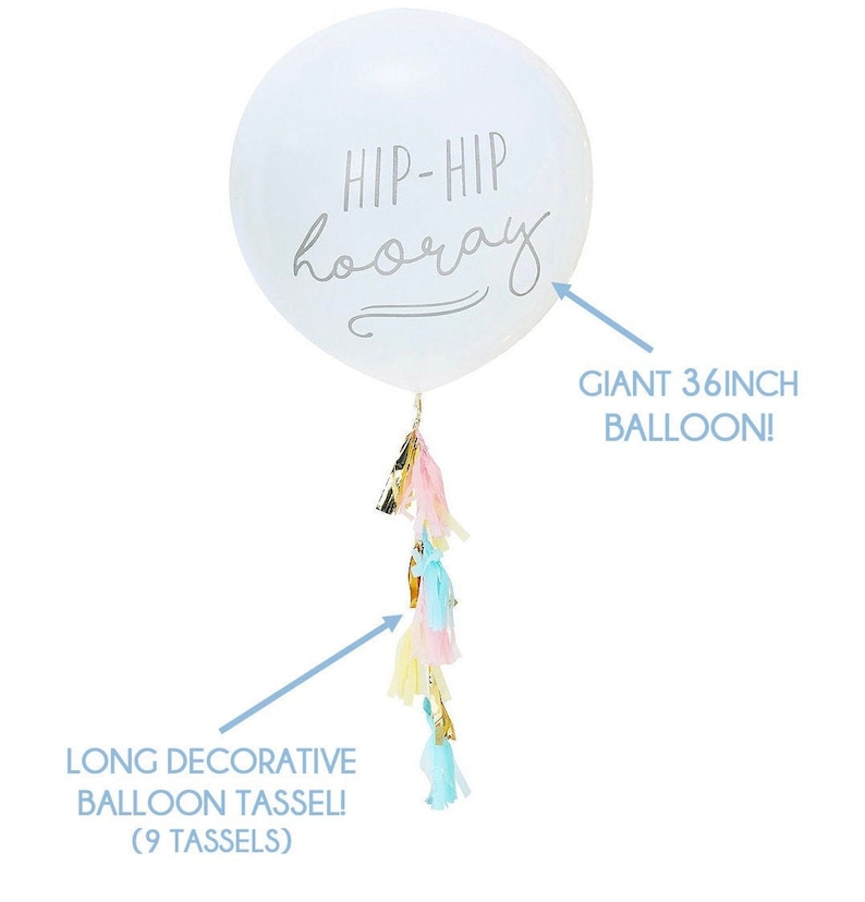 K&ouml;nnte beinhalten: Wei&szlig;er Ballon mit 91 cm Durchmesser mit dem aufgedruckten Text "HIP-HIP hooray". Der Ballon hat eine lange dekorative Quaste mit 9 Quasten in Rosa, Blau, Gelb und Gold.