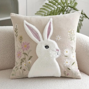 Funda de almohada de chenilla con diseño de conejo de Pascua y flores bordadas de peluche, ideal como cojín de conejo de primavera, decoración de casa de campo o sofá de Pascua.