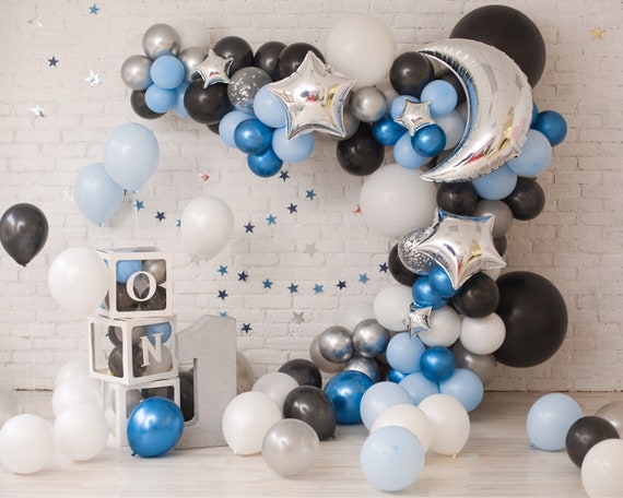 Caja GloBOOM con globos Bautizo azul círculo