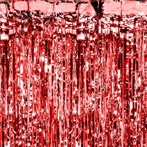 Op de afbeelding: Rood metallic folie franjevlies. De folie is glanzend en heeft een gekreukelde textuur. De franjes hangen verticaal.
