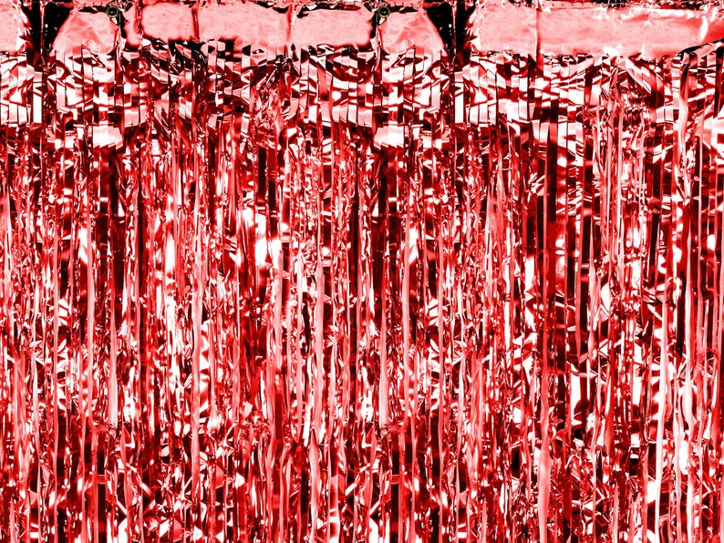 Op de afbeelding: Rood metallic folie franjevlies. De folie is glanzend en heeft een gekreukelde textuur. De franjes hangen verticaal.