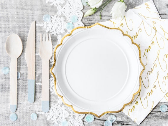 Piatti di carta bianca con bordo dorato Stoviglie eleganti per feste, cene,  dessert, capodanno, matrimoni, celebrazioni, tavola festiva, design glamour  -  Italia