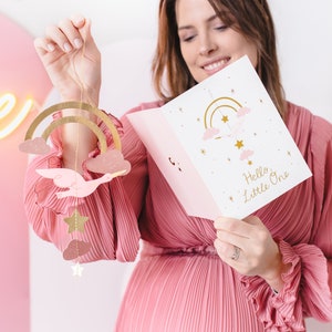 Tarjeta de felicitación para recién nacidos con regalo móvil colgante GRATIS Baby Girl Hello Little One Pink Stork Felicitaciones de bienvenida Tarjeta de baby shower
