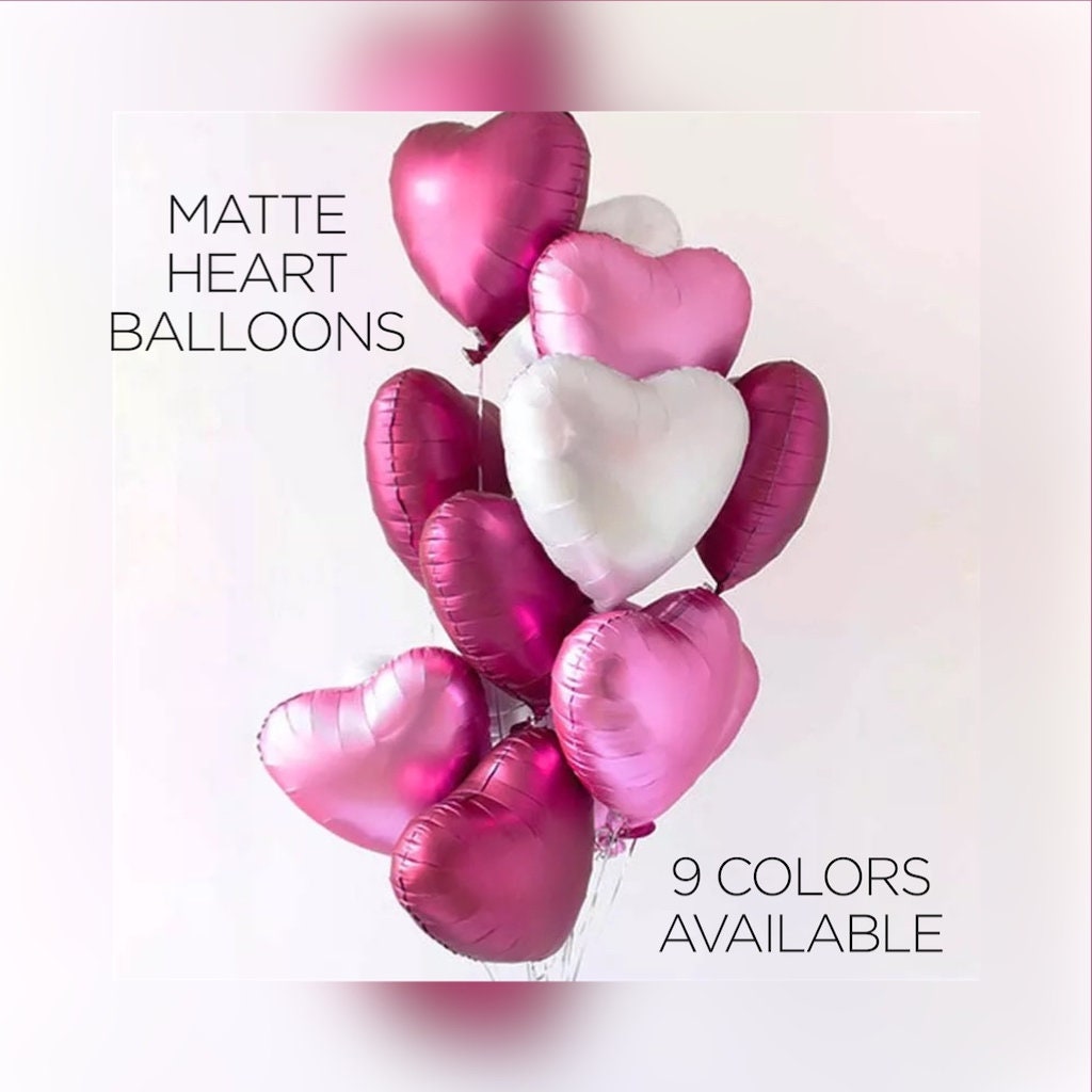 Ballons En Forme De Coeur Rose Vif Disposés Sur Un Fond De Mur