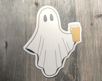 Pegatina de Halloween con fantasma bebiendo cerveza en un vaso de pinta