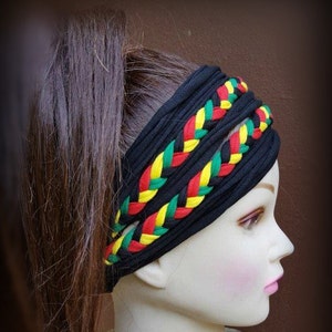 Op de afbeelding: Zwart hoofdband met een gevlochten ontwerp in rood, geel en groen.