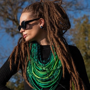 Puede incluir: Un juego de tres tazas de cerámica con un acabado mate moteado. Las tazas son de color crema, marrón claro y marrón oscuro. Cada taza tiene un diseño simple y minimalista.