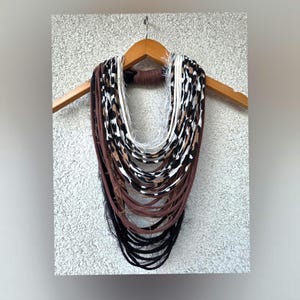 Collar de bufanda textil terroso, collar de fibra, joyería de fantasía para festivales tribales, bufandas infinitas, capucha de Burning Man, estampado animal