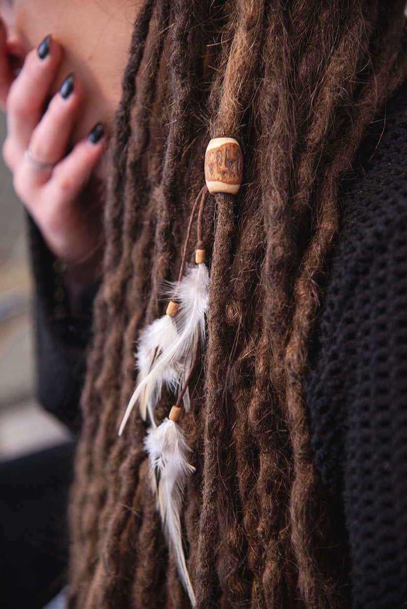 Dreadlock Schmuck Lock Accessoire Dread Perle aus Kiefernholz mit Federn Dreadlock Zubehör Dreads Accessoire Lok Schmuck Perlen mit Federn. Bild 8