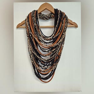 Colar com estampa de animais da floresta, colar infinito statement, colar boho tribal para o Burning Man, lenço feito à mão exclusivo em tons terrosos.