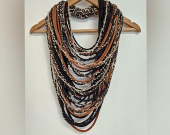 Collana con stampa animalier del bosco Collana con sciarpa infinita Collana tribale Boho Burning Man Collana fatta a mano Sciarpa unica nei toni della terra