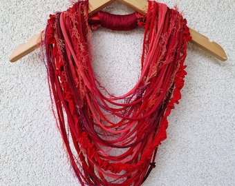 Fantastische rode sjaal ketting touw sjaal Boho hippie sjaal ketting Blaze ketting meerstrengige lange stoffen ketting Tribal festival ketting