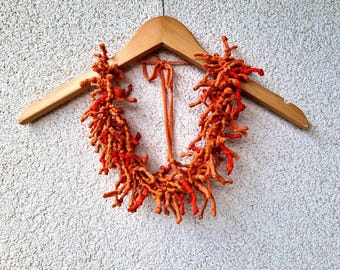 Collar con forma de coral naranja, joyería de verano, collar de tela, hilo textil, collares con borlas, corales, joyería artística única, collar, regalo para ella