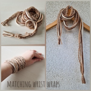 Op de afbeelding: Een set bijpassende polswraps in bruin- en cr&egrave;metinten. De wraps zijn gemaakt van een zacht, getextureerd materiaal en worden in verschillende opstellingen getoond, waaronder als armband en als sjaal. De tekst "MATCHING WRIST WRAPS" staat onderaan.