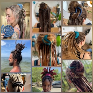 Pu&ograve; includere: Una collezione di elastici per capelli flessibili e rivestiti in tessuto progettati per dreadlock, mostrati in vari colori tra cui blu, verde acqua, nero e motivi stampati. Questi lunghi accessori pieghevoli si avvolgono attorno ai capelli.