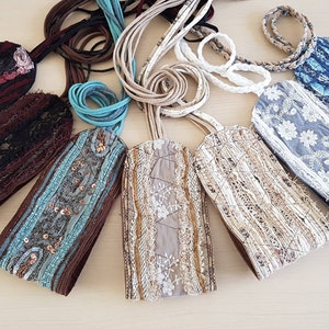 Peut inclure: Assortiment de huit bandeaux en tissu de différentes couleurs et motifs, notamment marron, bleu, blanc et beige. Les bandeaux sont faits de différents tissus, notamment de la dentelle, des paillettes et des imprimés floraux.