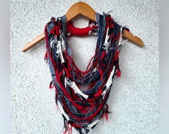Bufanda roja de mezclilla reciclada, collar desgastado, joyería de tela, vaqueros llamativos, collar grande con textura, bufanda de retazos, bufanda de festival